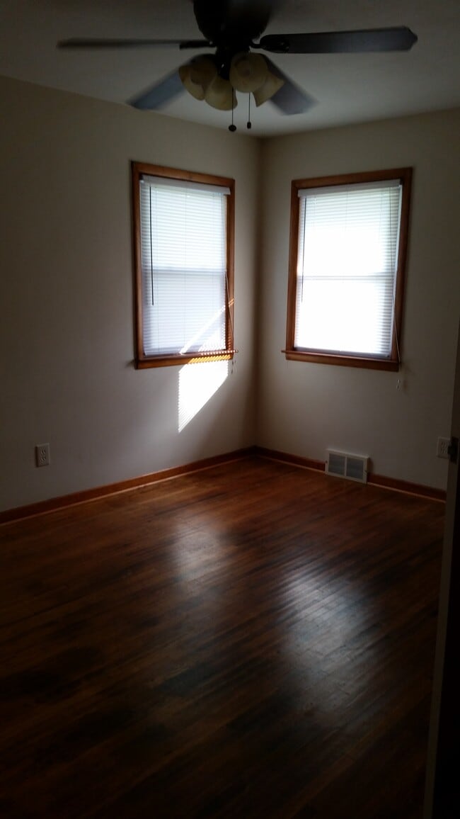 Building Photo - 10 Parkdale Dr