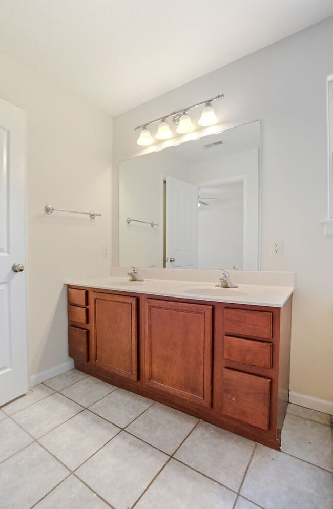 Building Photo - Three Bedroom/Two Bath/Fenced Yard/Community Pool