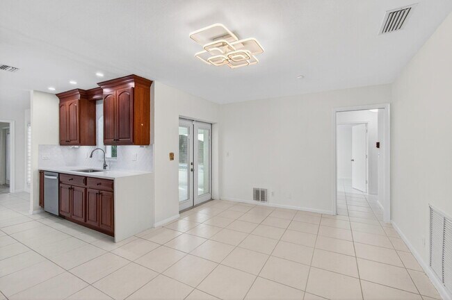 Building Photo - 699 NW 16th Ave