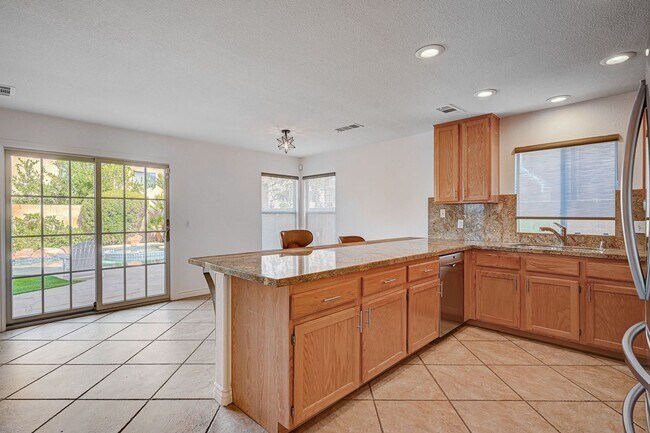 Building Photo - 3 BEDROOM + POOL IN DESIRABLE PECCOLE RANC...
