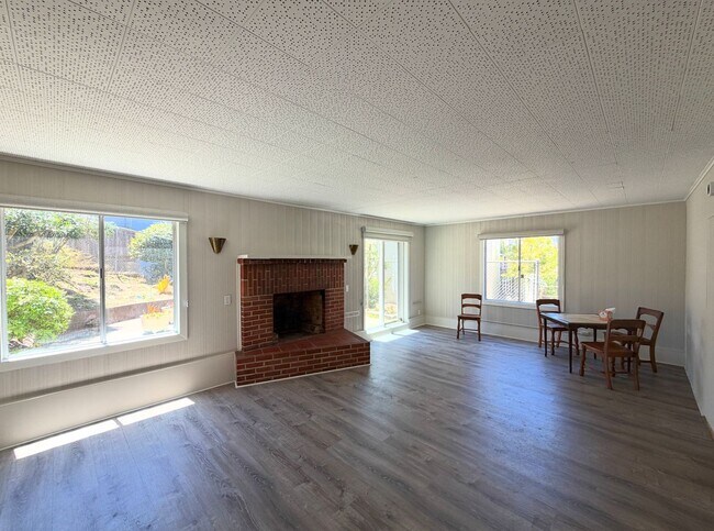 Building Photo - UPDATED HUGE SUNNY 2250sf 3BR+Den/1+2Half BA 2250sf Sunset/UCSF Home VIEWS AVAILABLE NOW