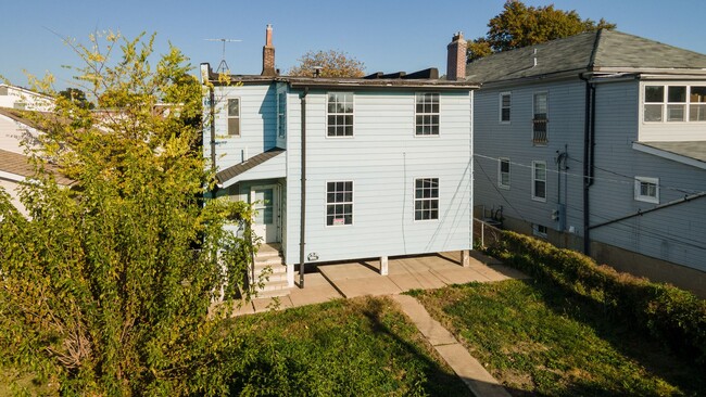 Building Photo - Gigantic 2-story Single Family Home in Sou...