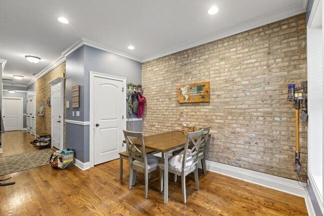 Building Photo - 2 bedroom in Chicago IL 60640