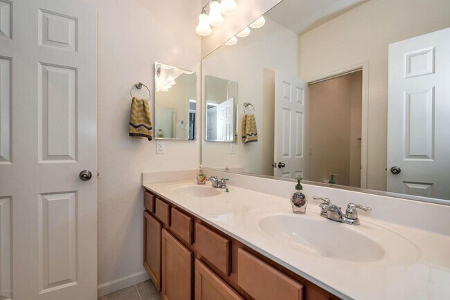 Building Photo - Spacious 5 Bedroom Home in Beautiful Chand...