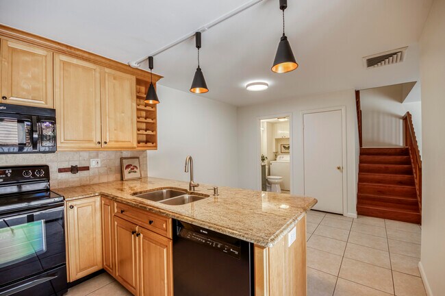 Building Photo - 2414 24th Ct