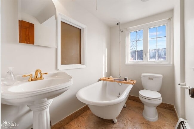 Building Photo - 476 St Clair Ave