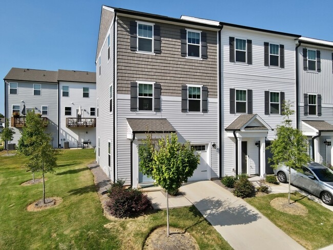 Building Photo - 11005 Woodland Crk Wy