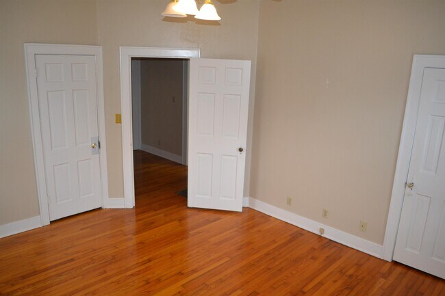 Building Photo - 511 Beverly St