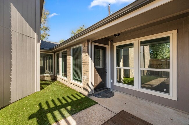 Building Photo - 8522 Scenic Green Dr