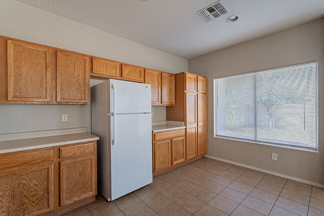 Building Photo - large 3 bedroom home for rent