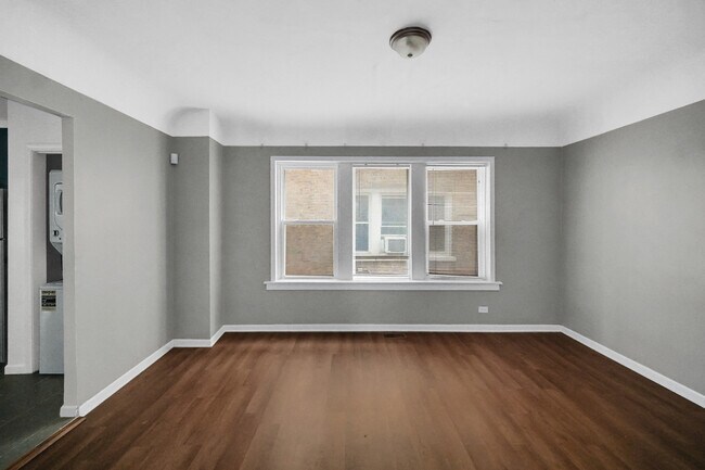 Building Photo - 1126 E 81st Pl