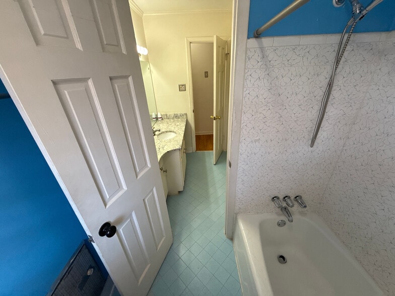 Building Photo - Room in House on Pleasant Hill Rd