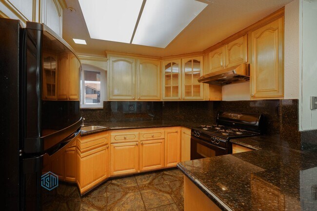 Building Photo - 3 Bed 2.5 Bath House in Desirable Community of Southridge Fontana