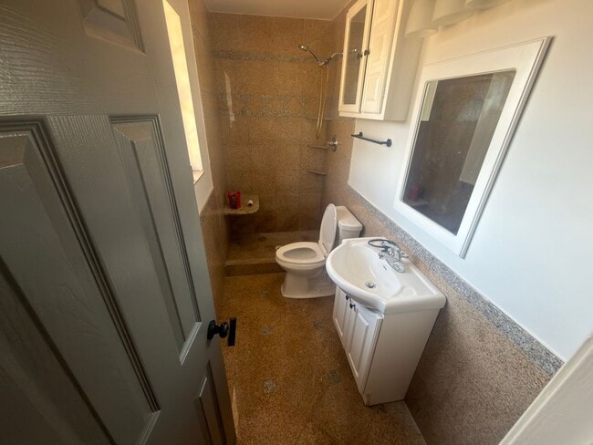 Building Photo - Spacious 4bd 2b home!