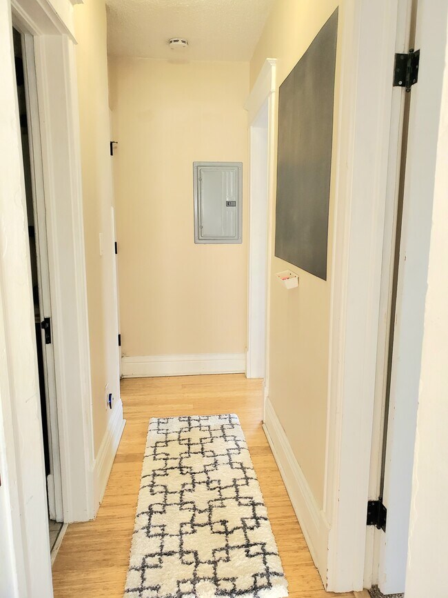 Building Photo - 608 S 35th Ave