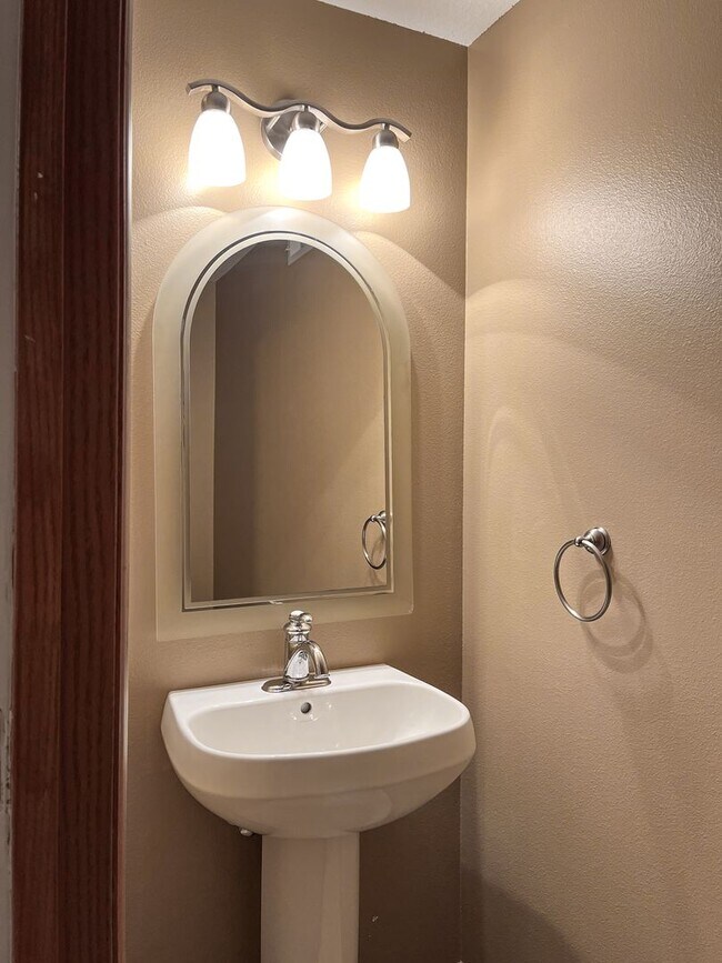 Building Photo - 4 bed 2 full bath 2 half bath home in Lambertville with finished basement for rent!