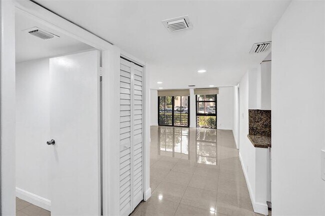 Building Photo - 20400 W Country Club Dr