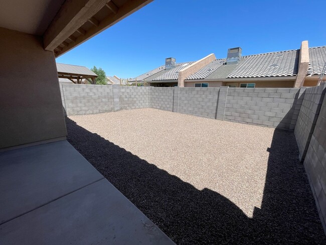 Building Photo - 3 Bedroom Townhome in Desert Sky!