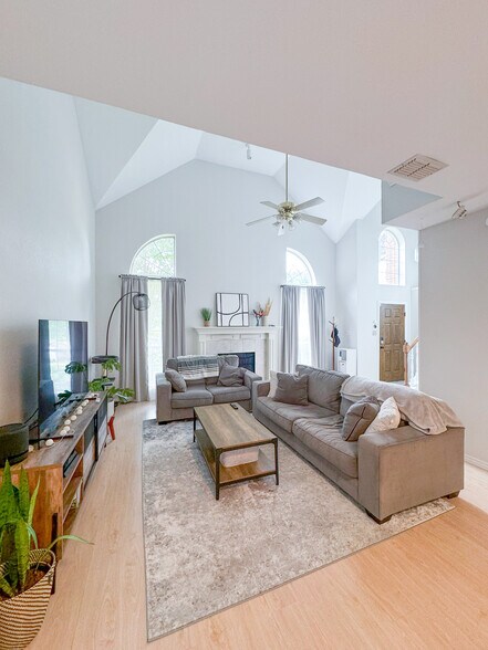 Building Photo - 2223 Meadowstone Dr