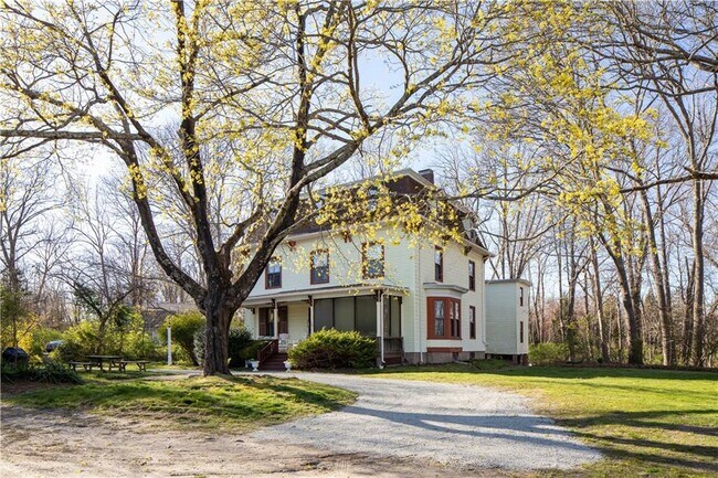 Building Photo - 138 Elm Dr