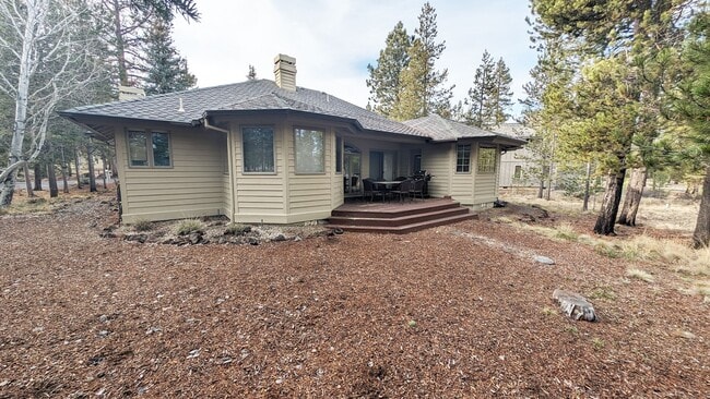 Building Photo - Furnished Sunriver 3 Bedroom Home Availabl...