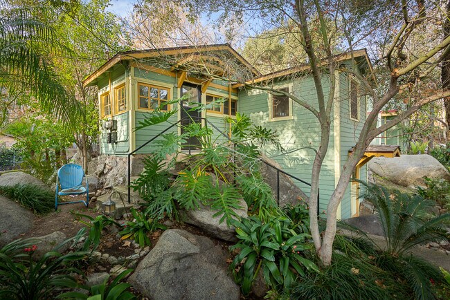 Building Photo - Sierra Bungalows