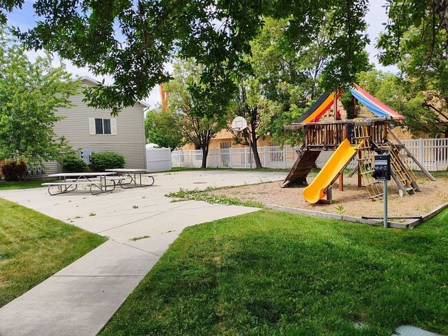 Building Photo - Great 3 Bd 2.5 Bath Townhome