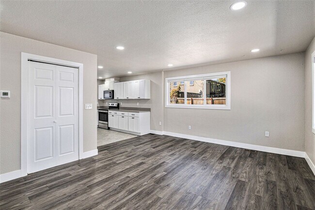 Building Photo - Hale neighborhood duplex w/large patio for...