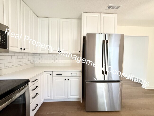 Building Photo - 4 Bed 2 Bath Prairie Village ranch style home!