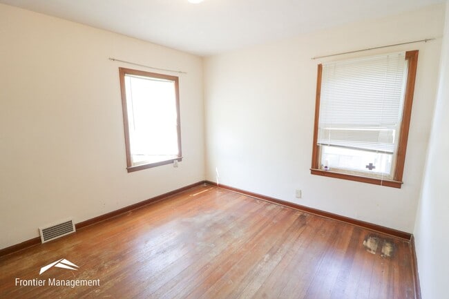 Building Photo - Awesome 3 bedroom 1 bathroom home located close to Aggieville and Campus!