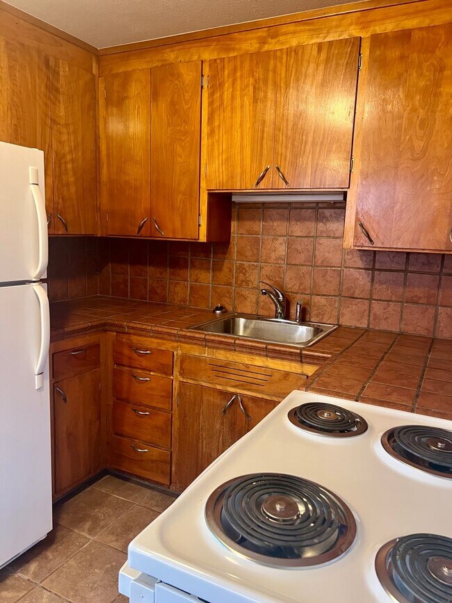 Building Photo - Cozy Ballard studio with charming kitchen & dining nook! Brand new LVP floors!