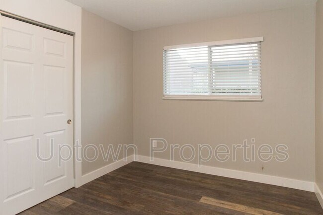 Building Photo - 2602 NE Lombard St