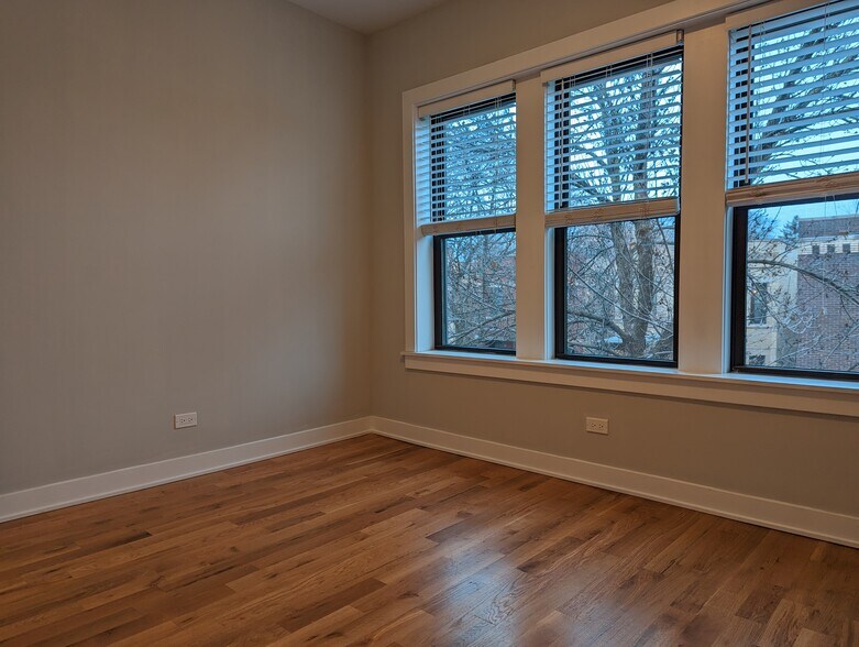 Building Photo - 2203 W Eastwood Ave