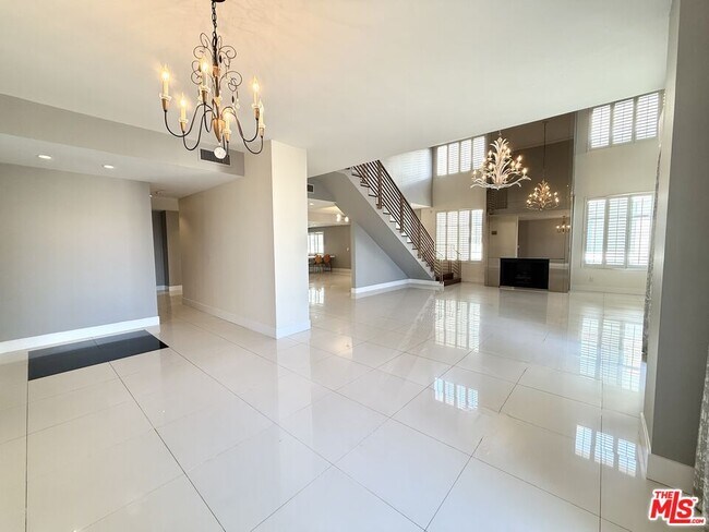 Building Photo - 121 S Palm Dr