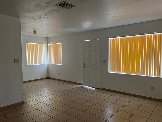 Building Photo - 2205 Wilshire Alley
