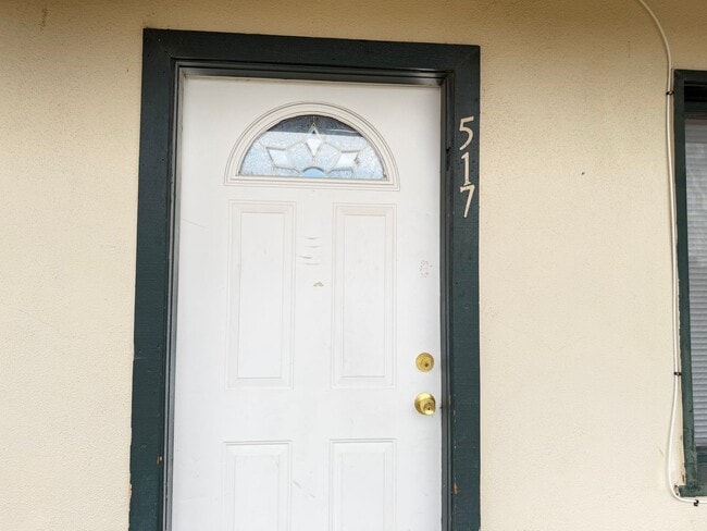 Building Photo - Cozy two bedroom, available for move in now!