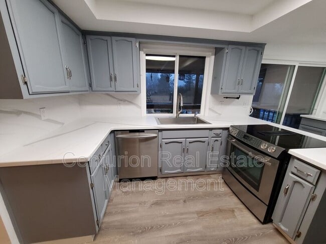 Building Photo - 869 Meadowlawn Dr SE