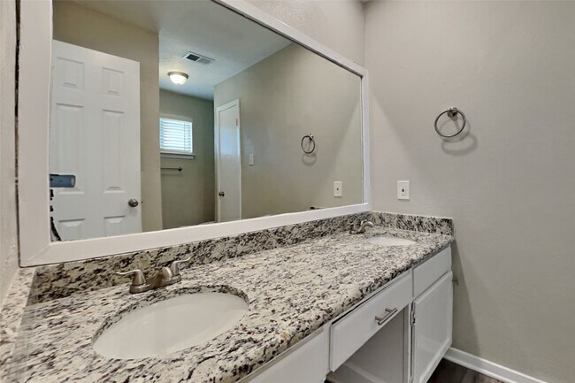 Building Photo - 21606 Crescent Heights St