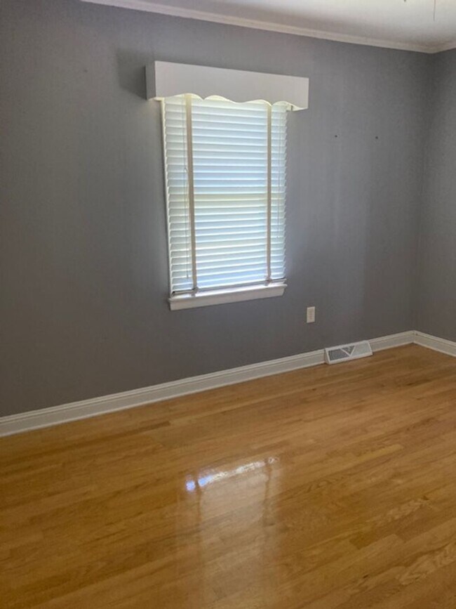 Building Photo - Maryville 37804 - 3 bedroom, 2 bath ranch home - Contact Debra Johnson (865) 591-8281