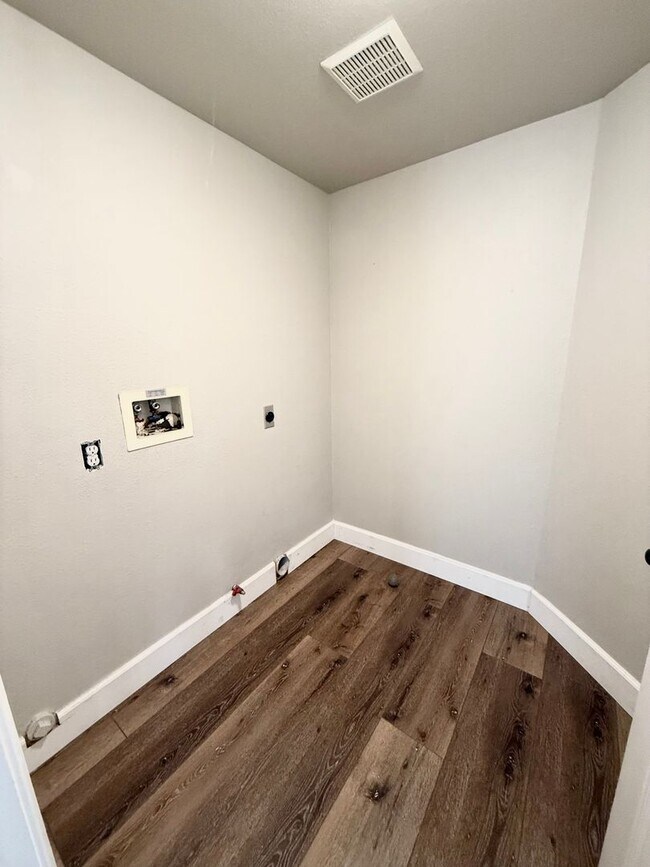 Building Photo - Beautiful 3 Bed 2.5 Bath COMING SOON!!!!