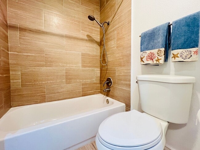 Building Photo - Beautifully Vista Upgraded Upstairs Corner Condo