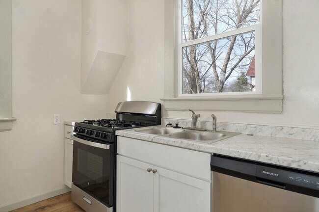 Building Photo - Remodeled 2 bedroom, 1 bathroom home for r...