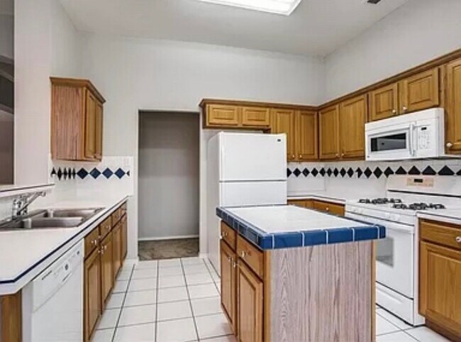 Building Photo - 8401 Greenfield Dr