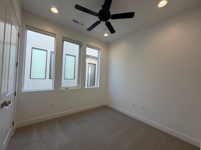 Building Photo - SPACIOUS PATIO HOME FOR RENT!