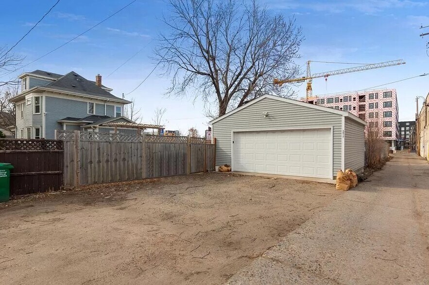 Building Photo - 3017 Harriet Ave