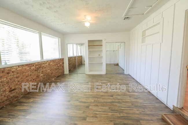Building Photo - 1402 Lawrence Ave