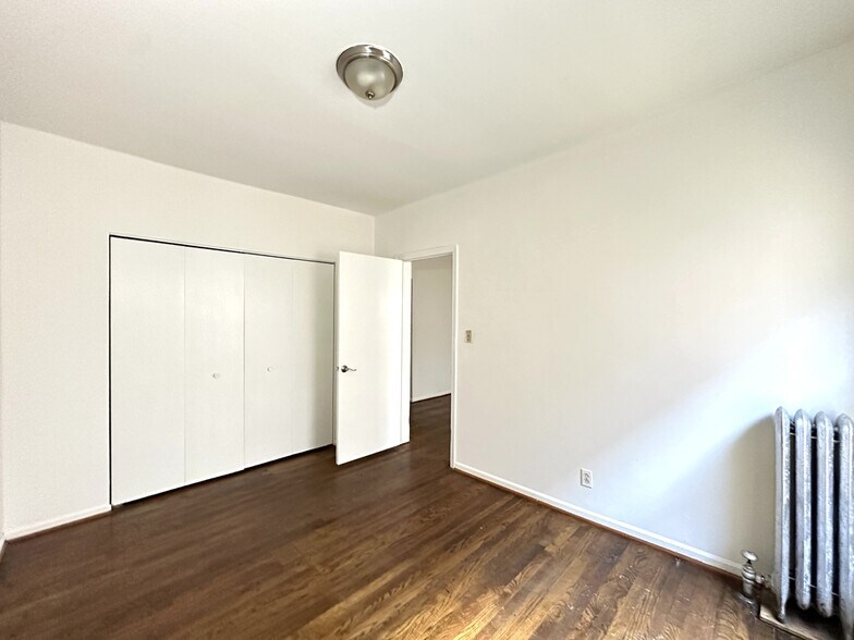 Building Photo - 931 W Sunnyside Ave