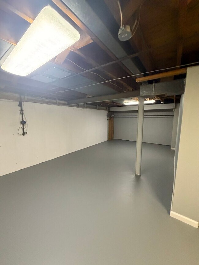 Building Photo - 1315 Mendell Dr