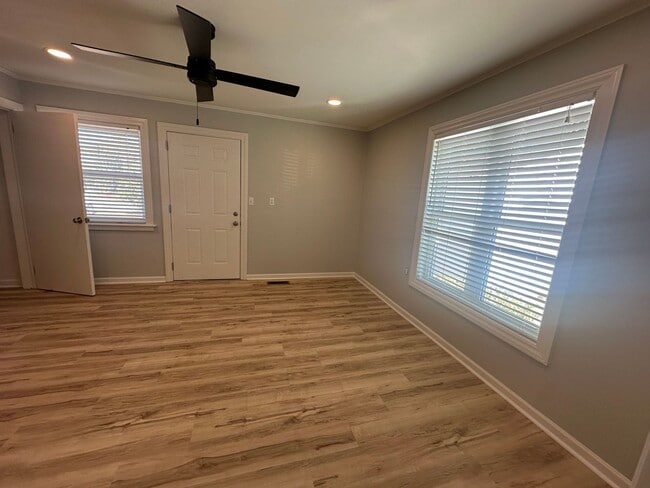 Building Photo - Updated 2 Bedroom, 1 Bath Home Locate Close to Wrightsville Beach