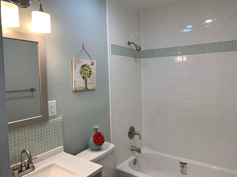 Guest Bath - 522 Blankenship Ln